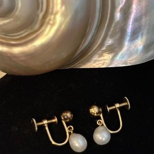 14K gold and cultured pearl earrings - Petite vintage screw on from the 60s -